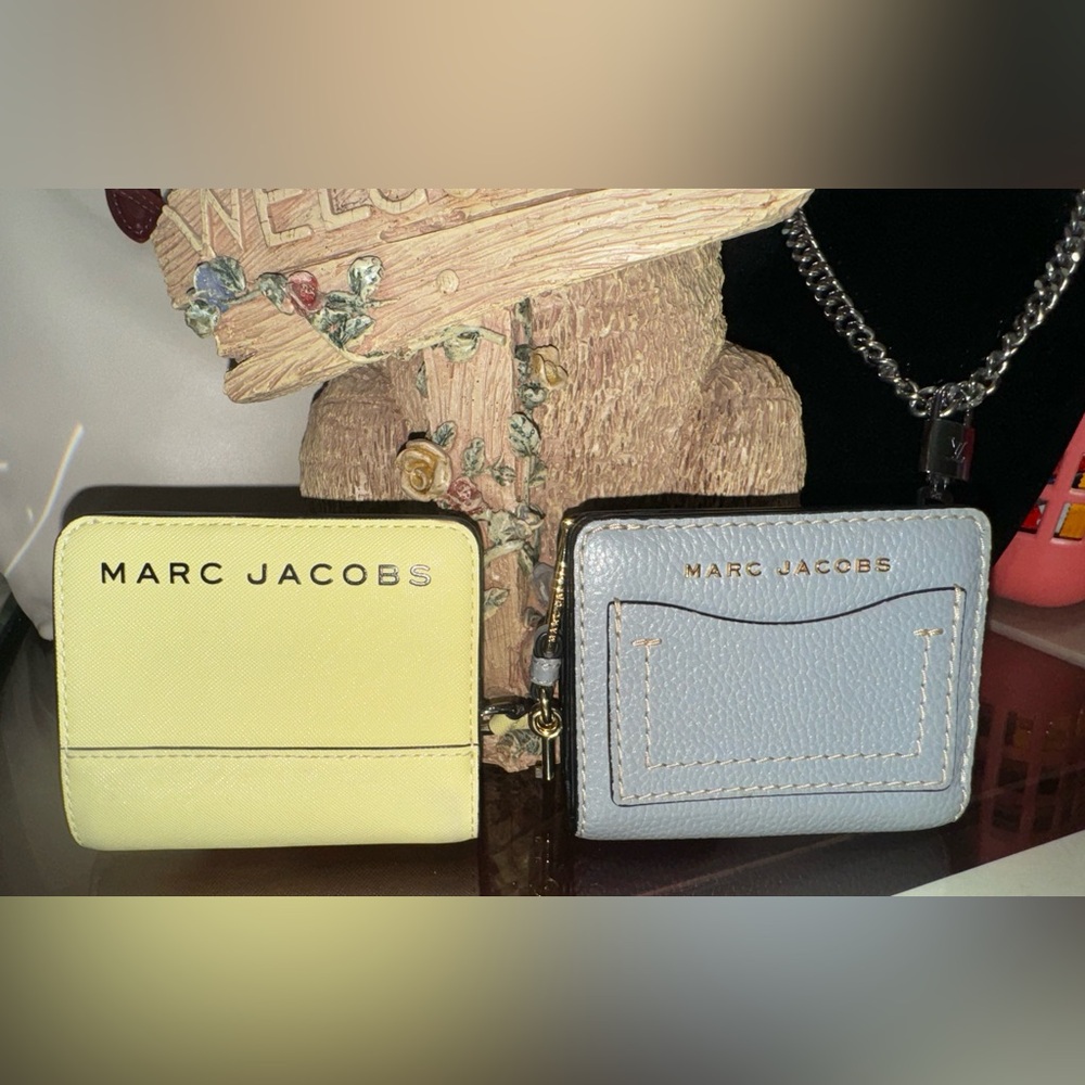 Authentic Marc Jacobs wallet (winner chiice) the gray is available please